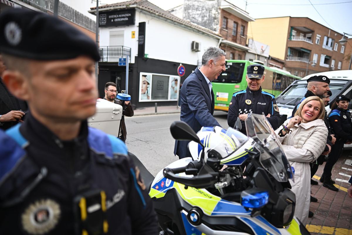 Rocío García Alcántara y Xavier García Albiol bromean en Alcobendas.
