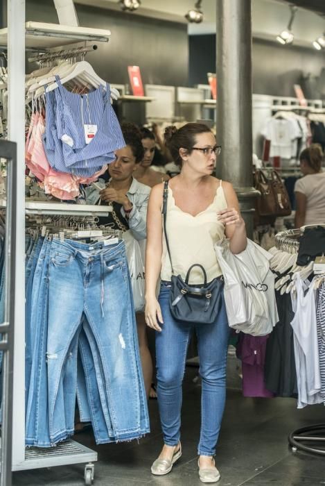 LAS PALMAS DE GRAN CANARIA A 30/06/2017. Rebajas de verano en las tiendas de la zona comercial de Triana. FOTO: J.PÉREZ CURBELO