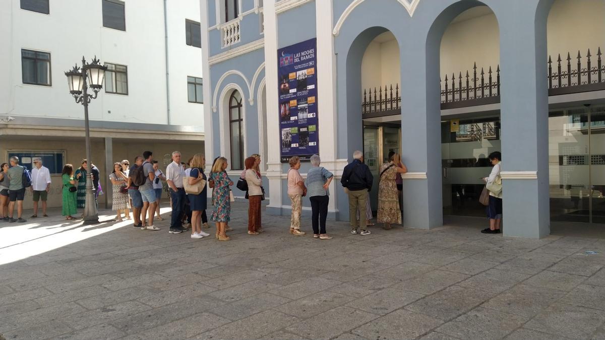Colas en el Teatro Ramos Carrión para adquirir las entradas de la Cata de Alimentos del Zamora del 2 de agosto