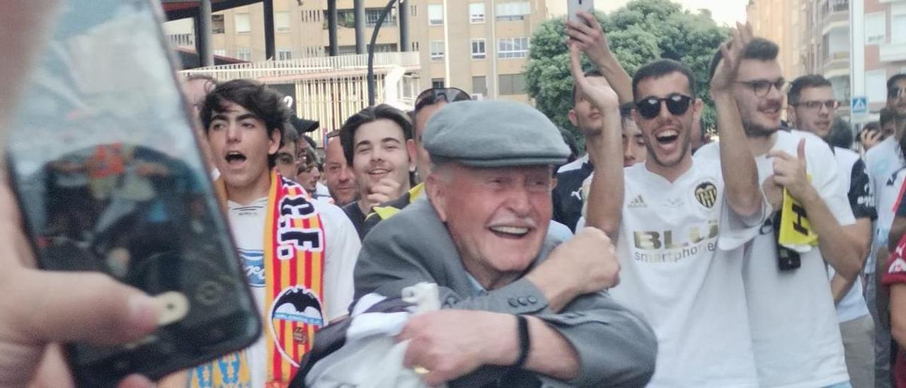 Una imagen de las protestas en Mestalla con el valencianismo aplaudiendo a Pepe Serrate