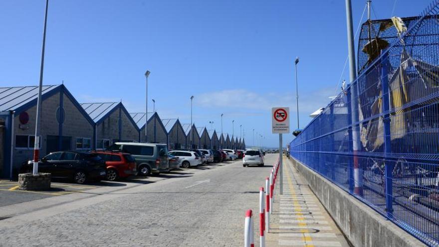 Portos y Cofradía negocian alternativas para el caos de tráfico en el puerto de Bueu sin cerrarlo