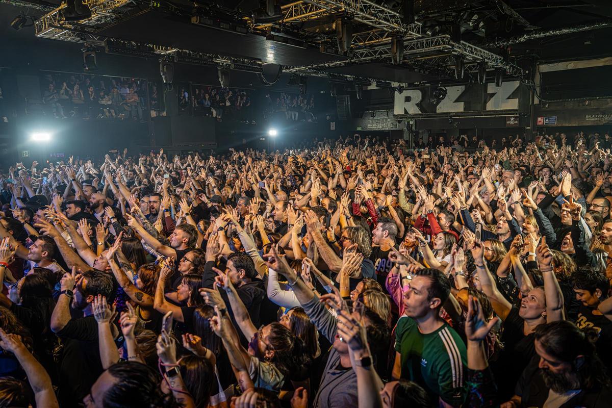 Love of Lesbian cierra filas con su ‘hermandad’ en un inflamado estreno en Razzmatazz