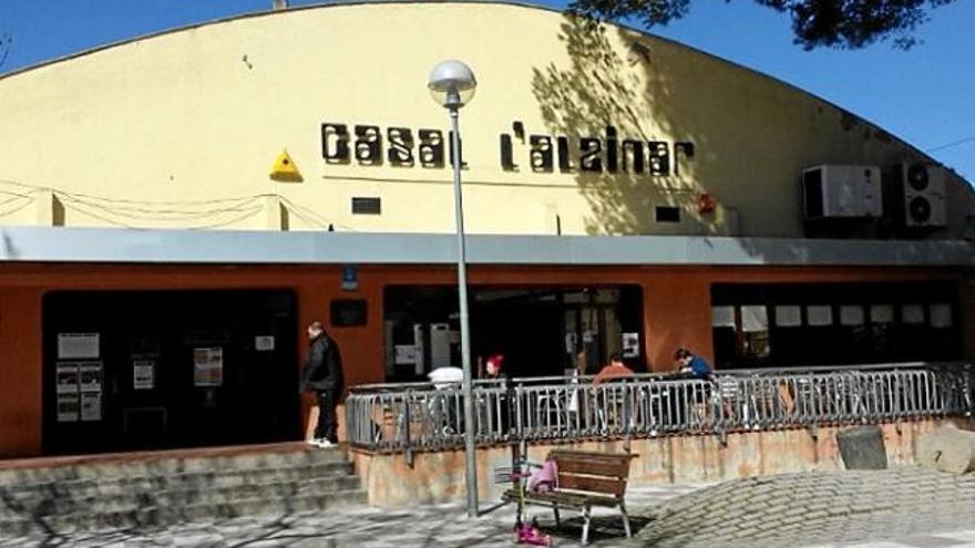 Façana del Casal de l&#039;Alzinar, l&#039;espai del bar i de les sales d&#039;activitats