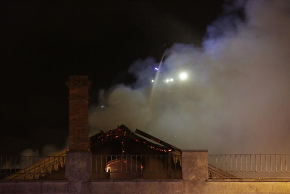 Un fuego destruye el chalé de los García Pola, uno de los tesoros indianos de Avilés.