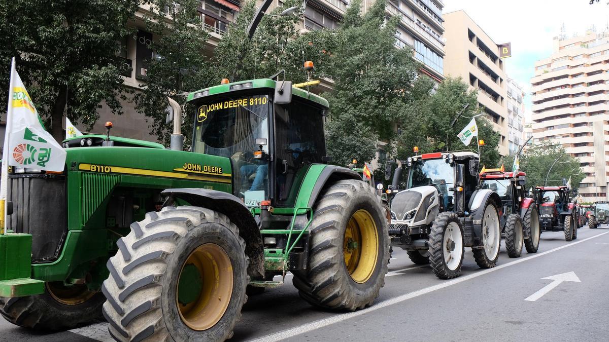 Tractores a su paso por la Gran Vía de Murcia en la última manifestación multitudinaria.