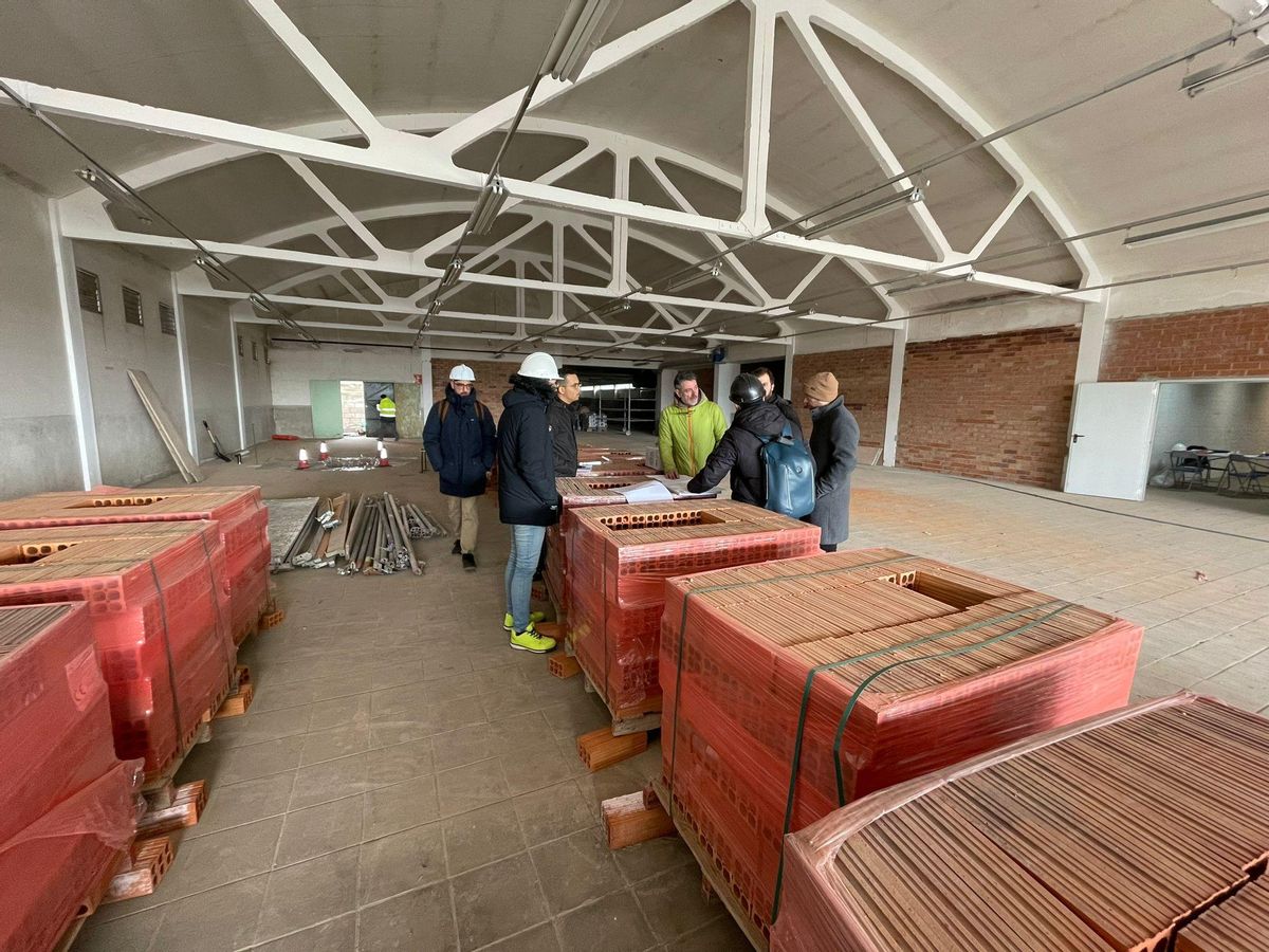 Treballs a l'interior de l'antiga fàbrica tèxtil de Fonollosa