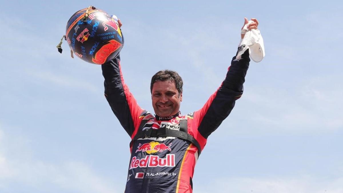 El catarí Nasser Al-Attiyah (Toyota) celebra su tercera victoria en el Dakar.