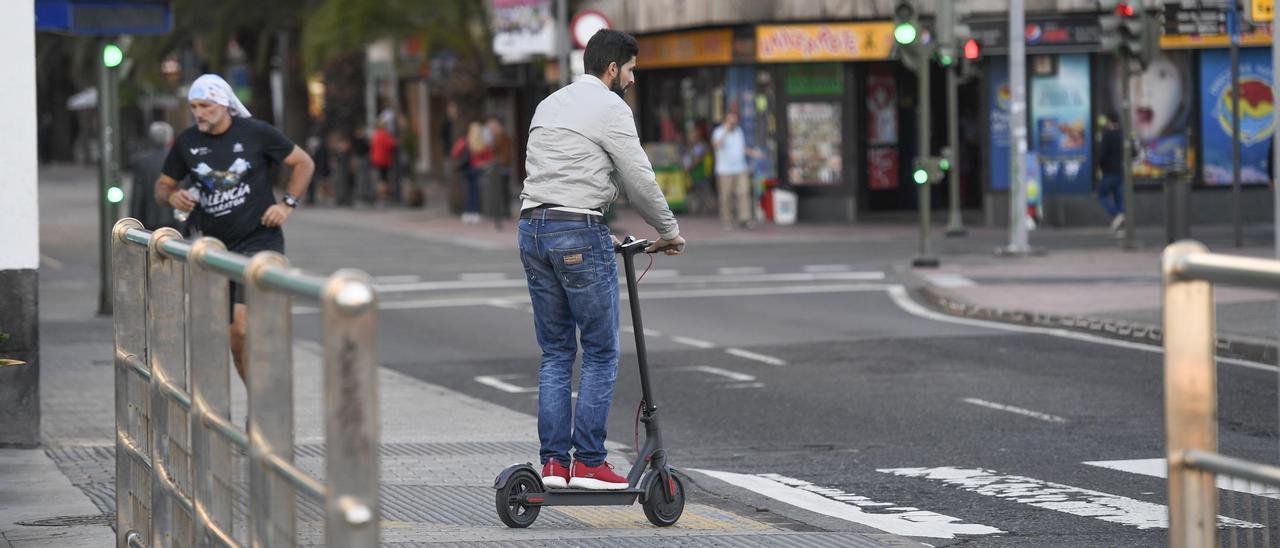 Usuario de patinetas en Santa Catalina.