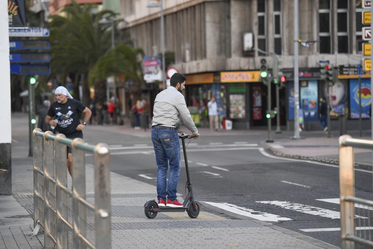 Usuario de patinetas en Santa Catalina.