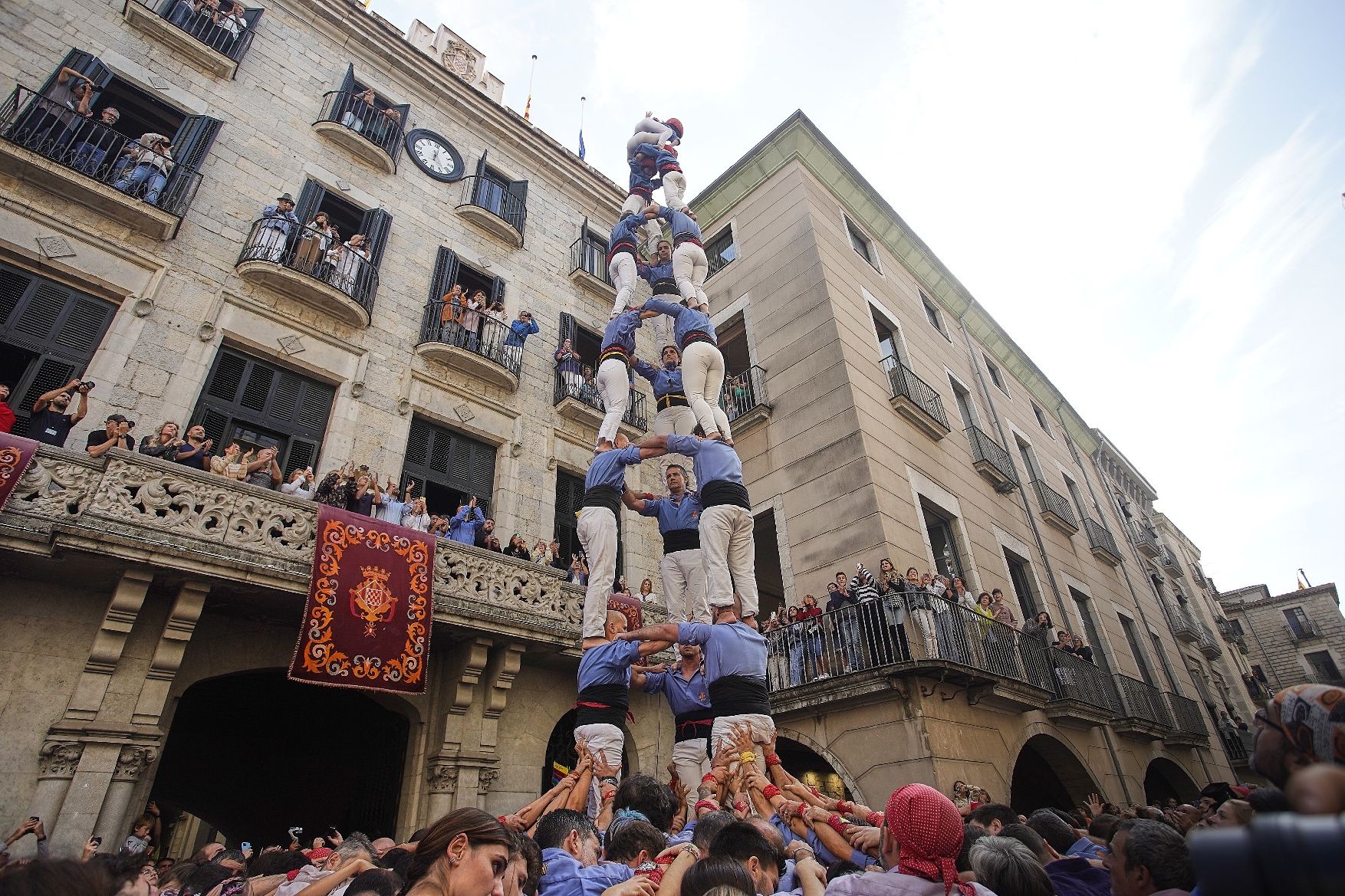 La plaça del Vi s'omple per gaudir dels castells en un matí assolellat