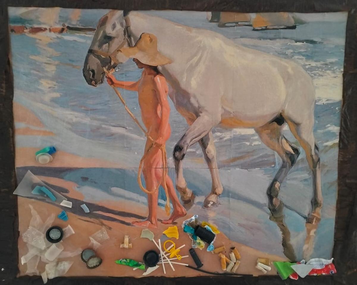 Este es el resultado obtenido por los alumnos de La Panderola en su trabajo por reversionar el cuadro de Sorolla 'El baño del caballo', pero esta vez añadiendo los residuos que hallaron en una playa del Grau de Castelló.