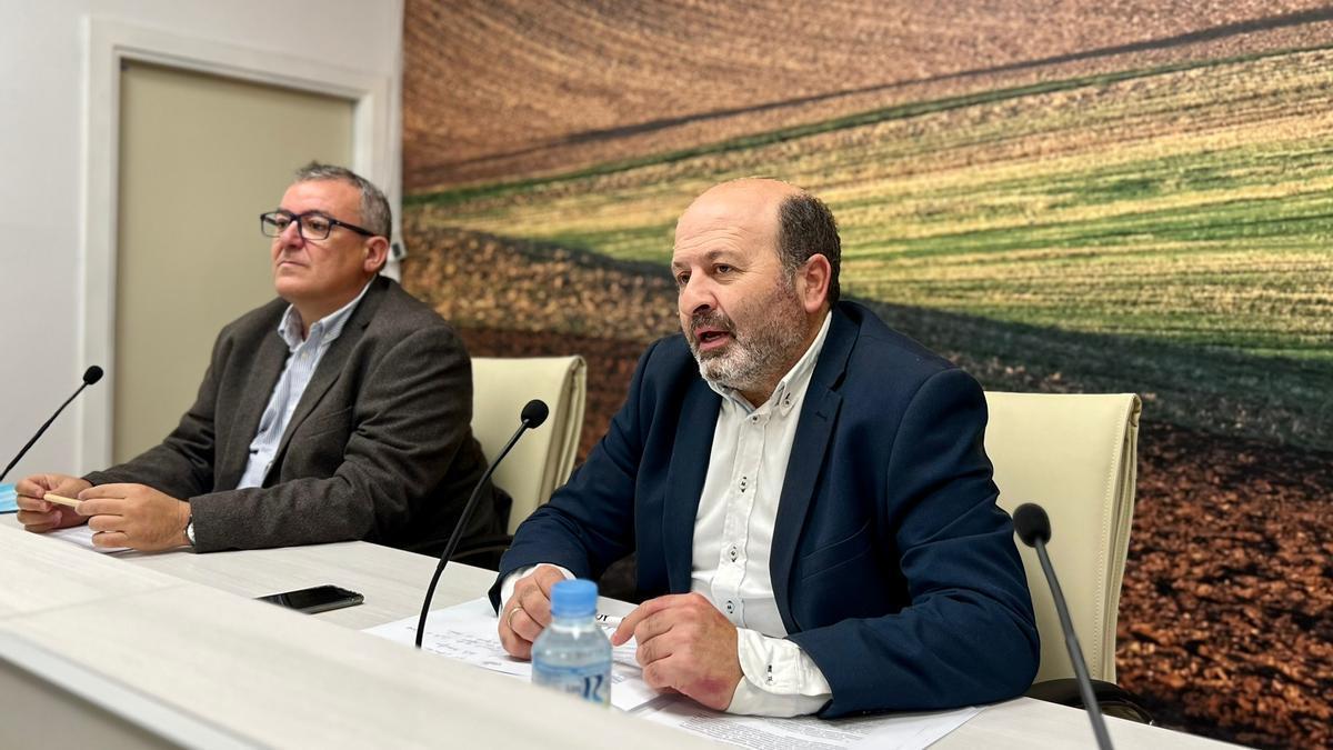 José Luis Llerena y Javier Gonzalo Langa, ayer en la presentación de la acreditación del laboratorio.