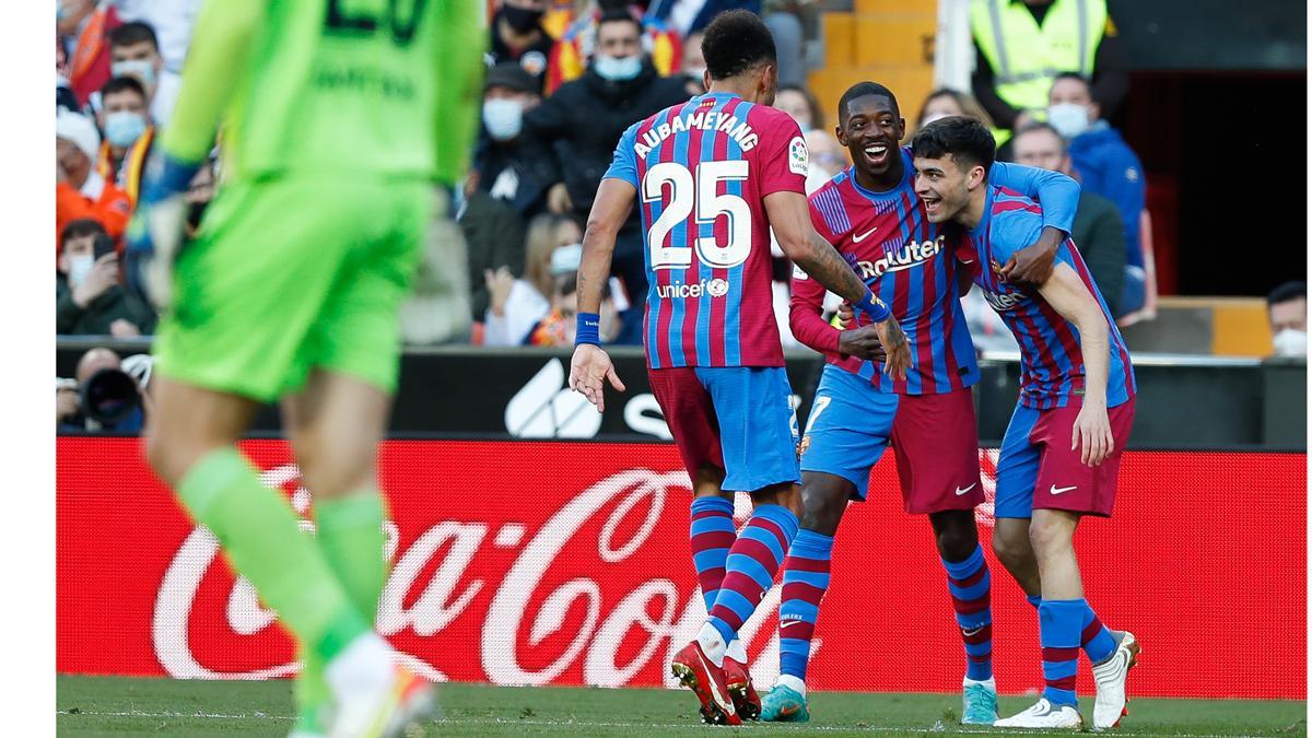 Ousmane Dembélé, con Pedri y Aubameyang en Mestalla