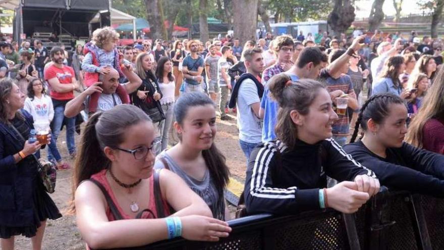 Público que se congregó ayer en la carballeira de Caldas. // Noé Parga