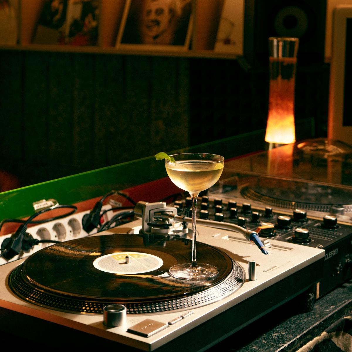 Marciano, el restaurante madrileño donde la cocina, los cócteles y el vinilo suenan al mismo volumen.