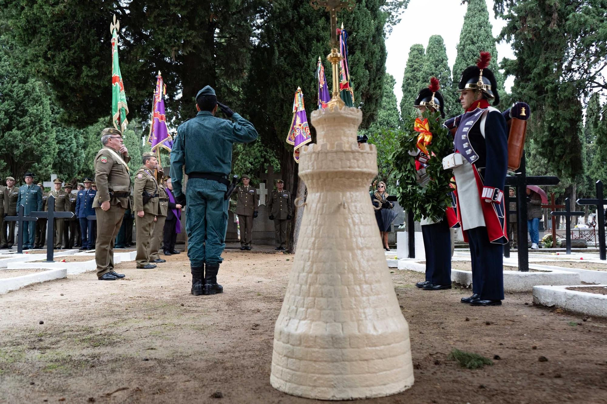 Zamora homenajea a los militares caídos en el cementerio