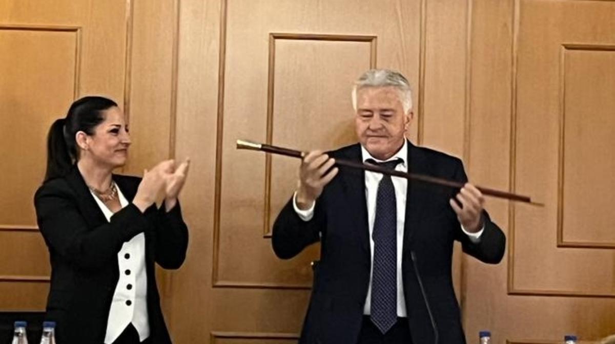 Amable Mondragón en el momento de recibir la vara de mando.