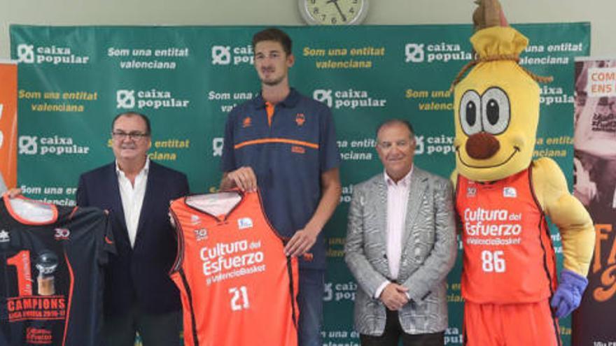 Tibor Pleiss, en su presentación como jugador del Valencia Basket