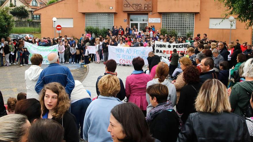 Protestas el año pasado en Coruxo contra el traslado de un pediatra // ALBA VILLAR