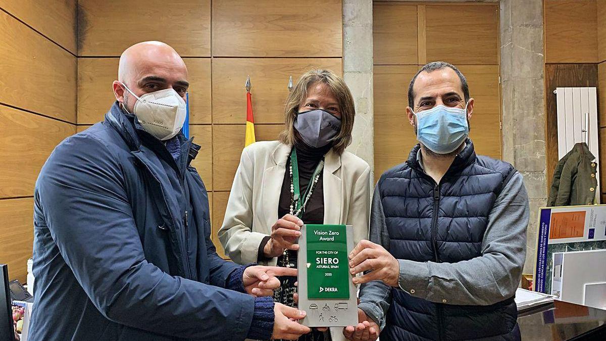 Por la izquierda, Víctor Villa, Yvonne Rauh, de la empresa Dekra, y Ángel García, con el galardón que recibió el Ayuntamiento por la ausencia de accidentes en la red municipal de carreteras.