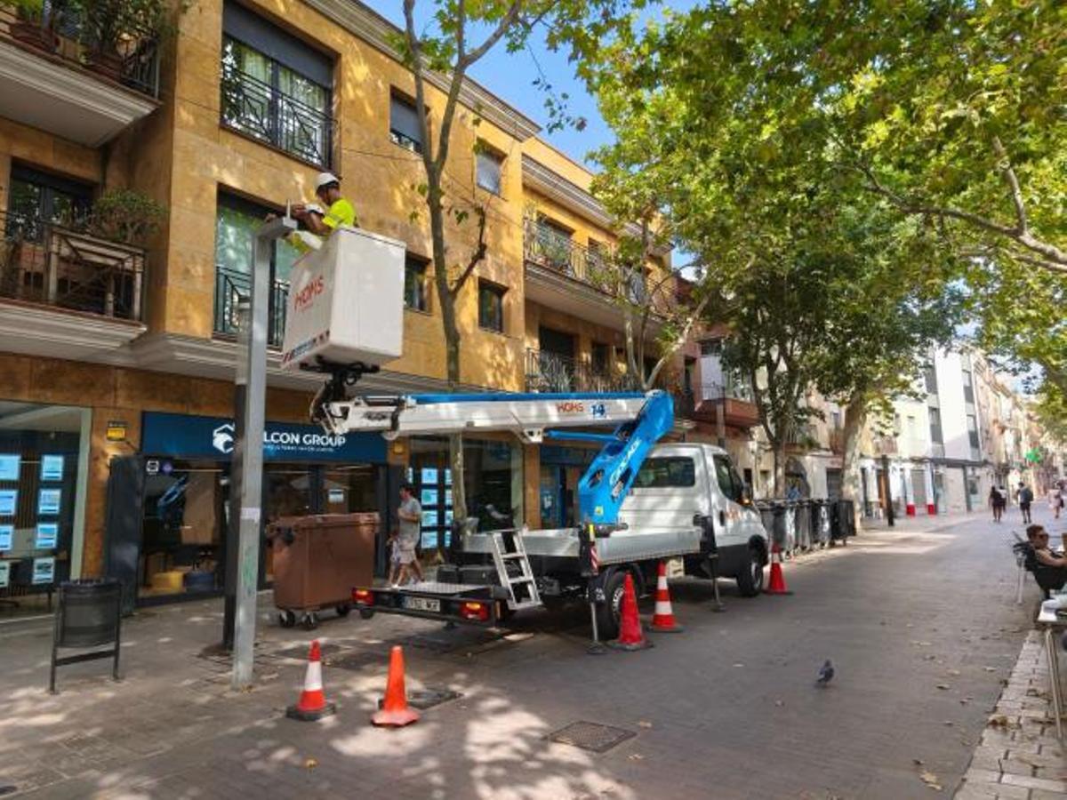Un operario instala una cámara de videovigilancia en Vilanova i la Geltrú