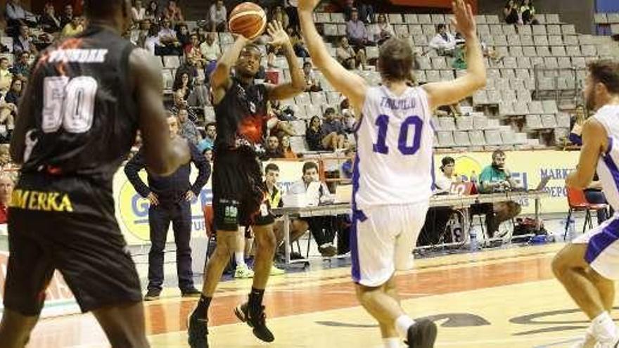 Reynolds lanza a canasta durante el partido frente al Marbella.