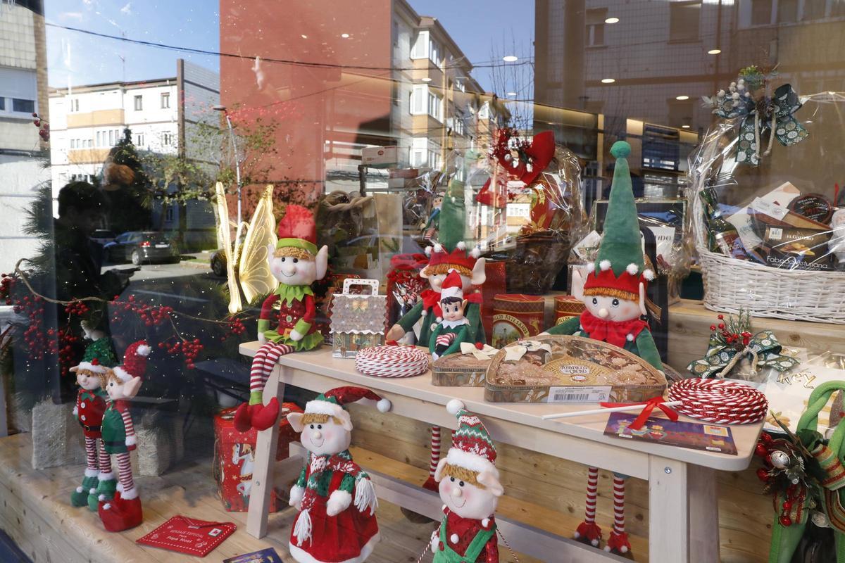 Los comercios de La Calzada animan la Navidad con sus escaparates de concurso (en imágenes)