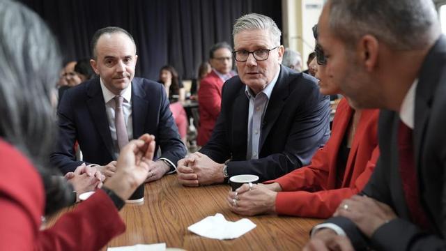El primer ministre del Regne Unit, Keir Starmer, amb membres del Partit Laborista, ahir a Londres. | STEFAN ROUSSEAU / EUROPA PRESS