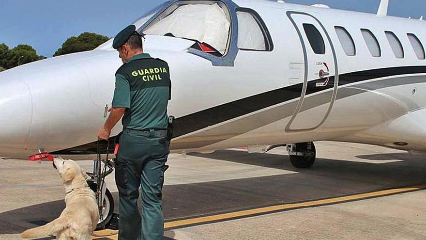 Piden 9 años de cárcel para un hombre que llegó a Ibiza en un jet privado con todo tipo de drogas