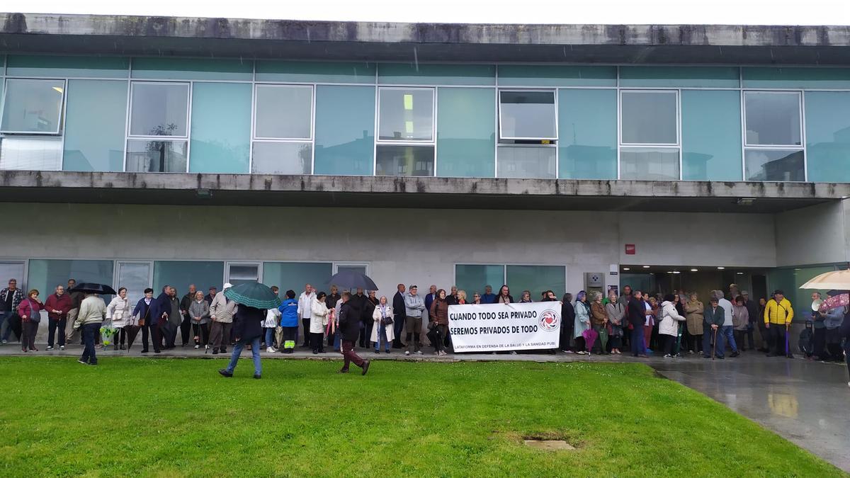 Asistentes a la concentración sanitaria de este fin de semana, frente al centro de salud Sur.