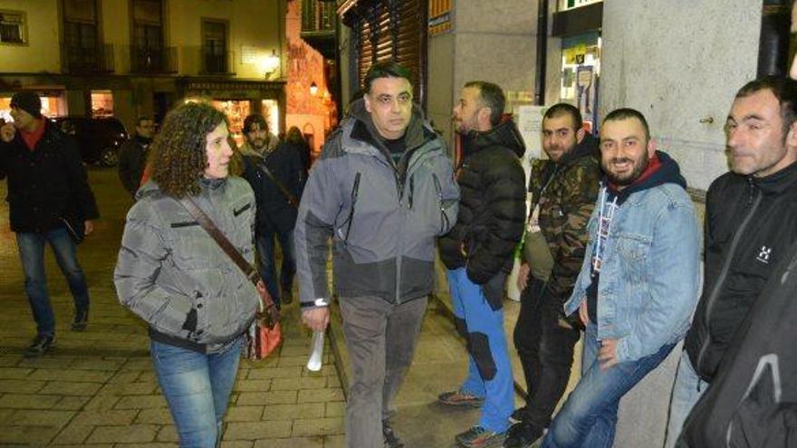 Al mig, el cap de colla de maces i plens Isaac Gonfaus amb cara seriosa a la reunió del dia 1 de febrer