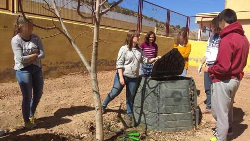 Uso de una compostadora en el entorno escolar, una alternativa para gestionar los biorresiduos.