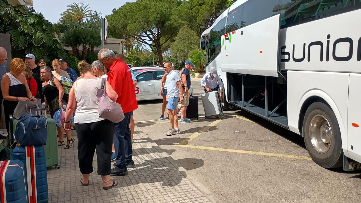 Los turistas fueron trasladados en autobús a otros establecimientos.