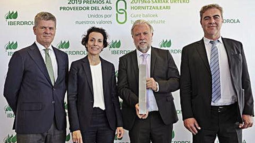Antonio Espinosa y Ana Lafuente, de i-DE, junto a representantes de FCC.