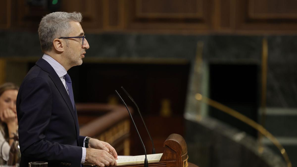 El ministro de Hacienda, Arcadi España, durante el último pleno extraordinario del curso político, este jueves en el Congreso de los Diputados de Madrid. EFE/ Víctor Lerena