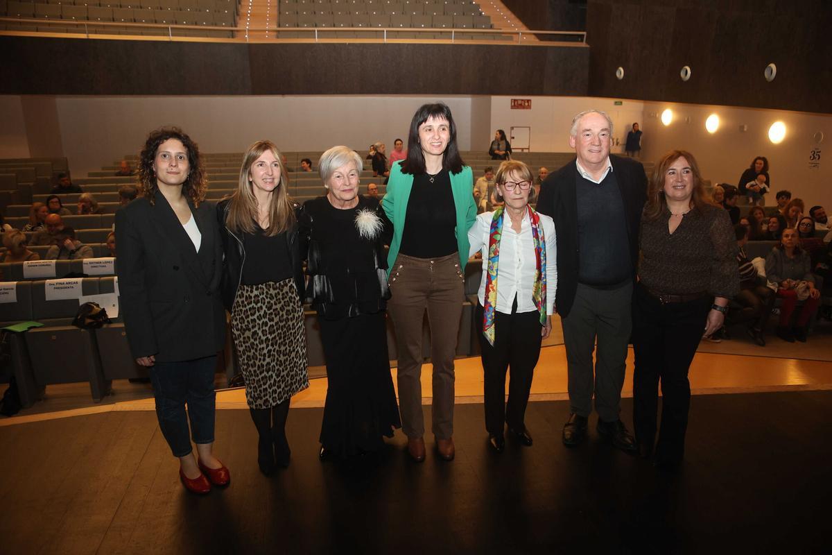 Homenaje, con representantes de los grupos municipales y la Diputación.