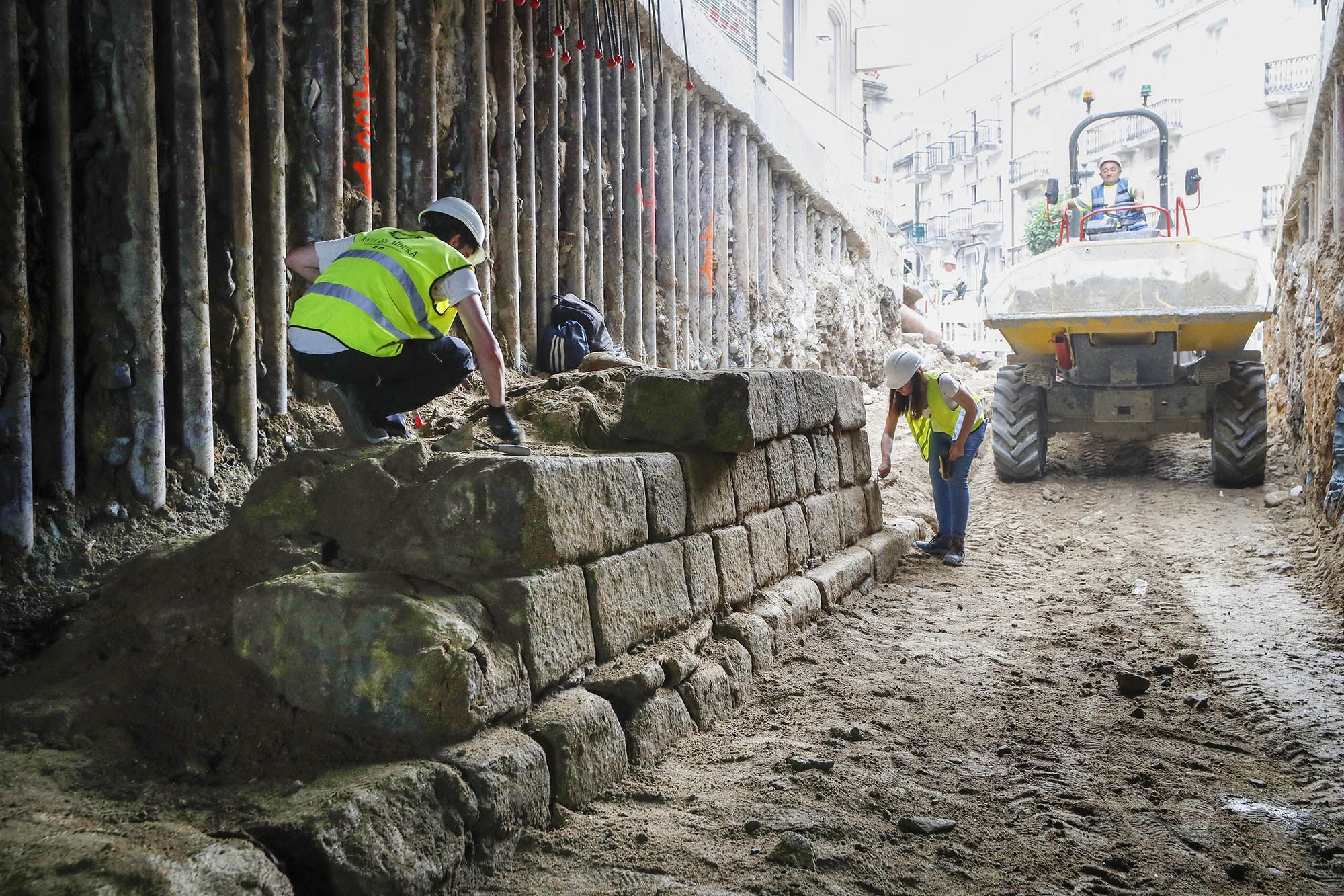 Los arqueólogos trabajan para “desenterrar” por completo la muralla aparecida en las obras de la calle Carral.