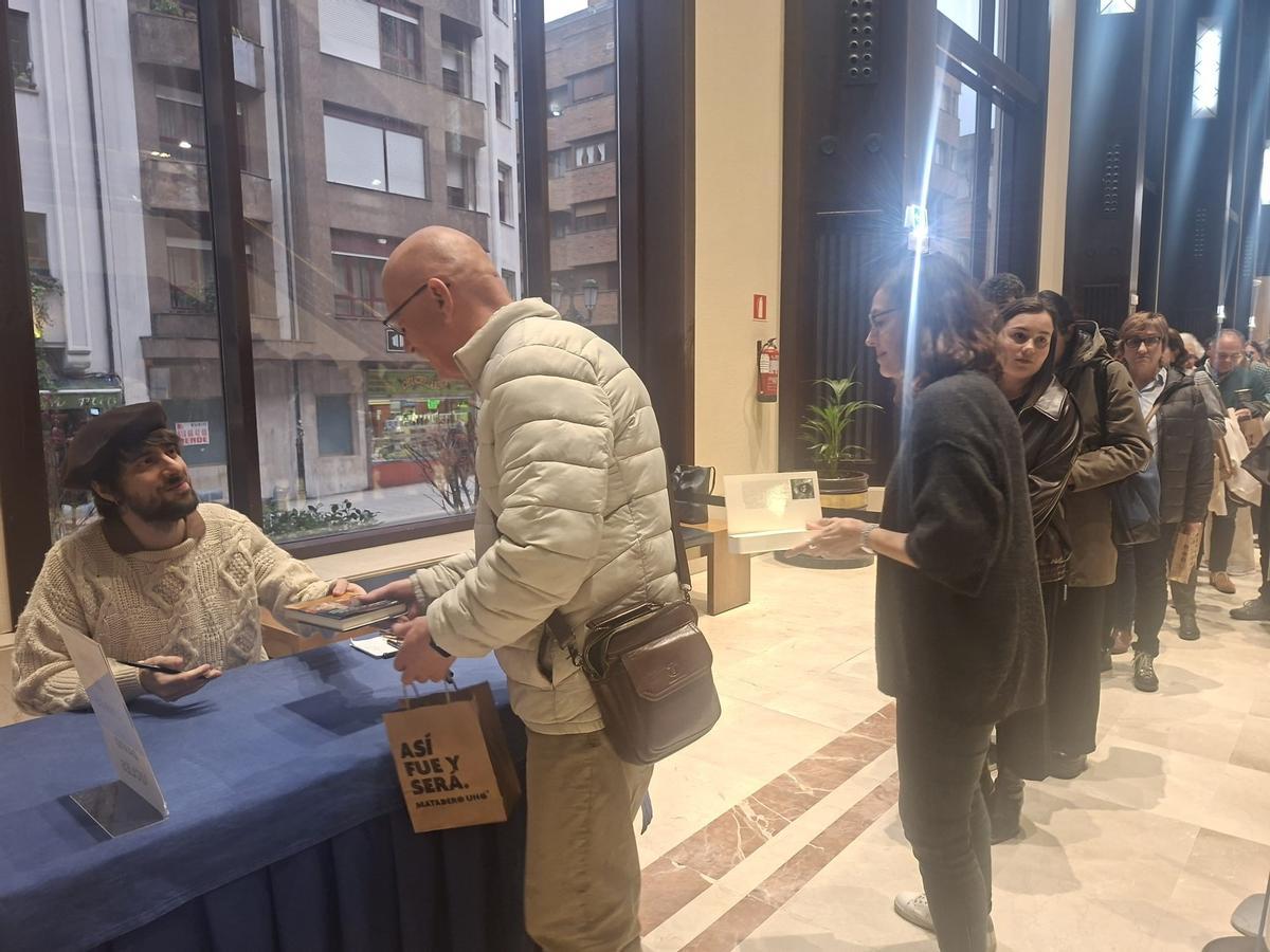 David Uclés durante la kilométrica firma de libros posterior a la charla.