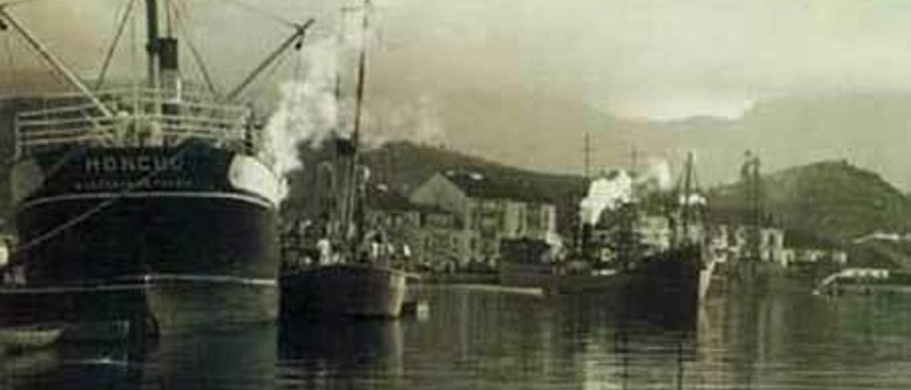 El vapor &quot;Moncho&quot;, en el puerto de Ribadesella en 1920.