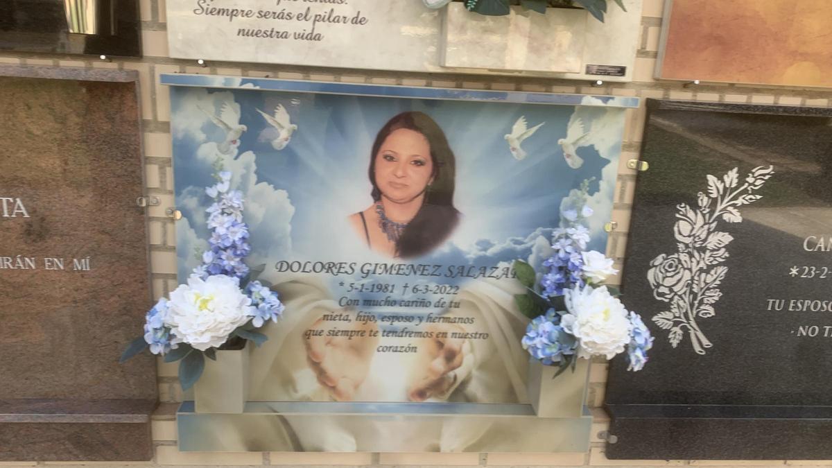 Lápidas personalizadas en los cementerios valencianos.