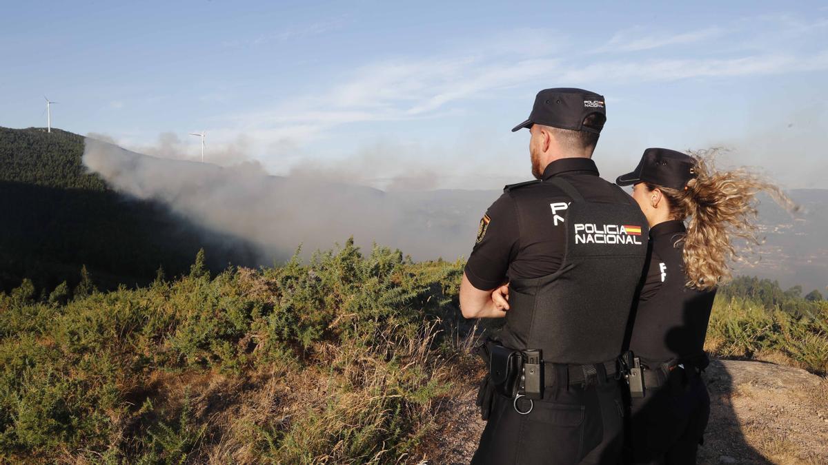 El incendio en el monte Xiabre amenaza casas en Caldas