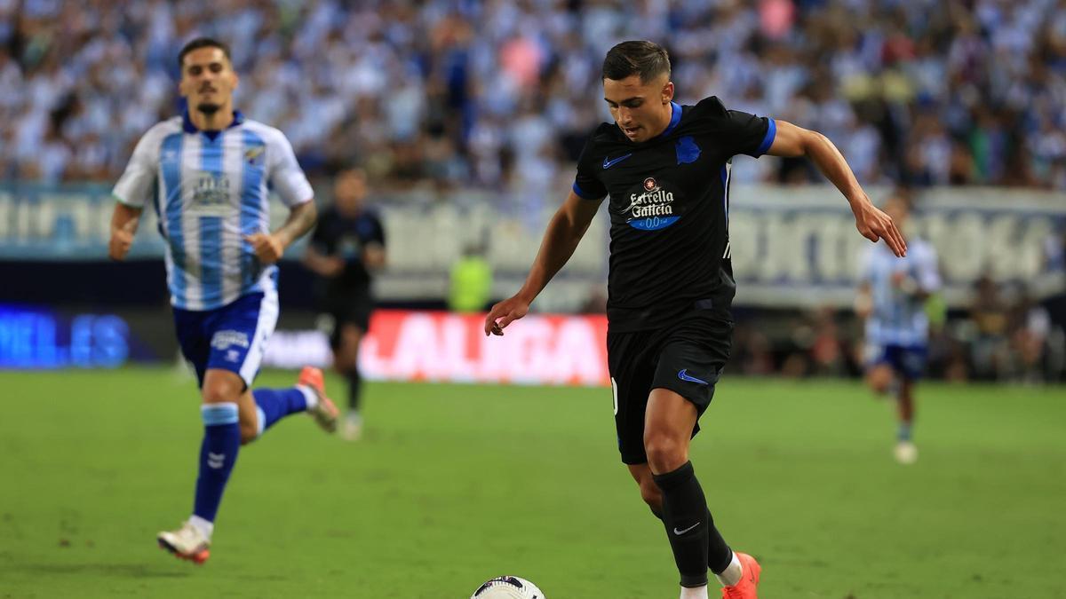 Yeremay Hernández conduce la pelota en una de sus primeras acciones