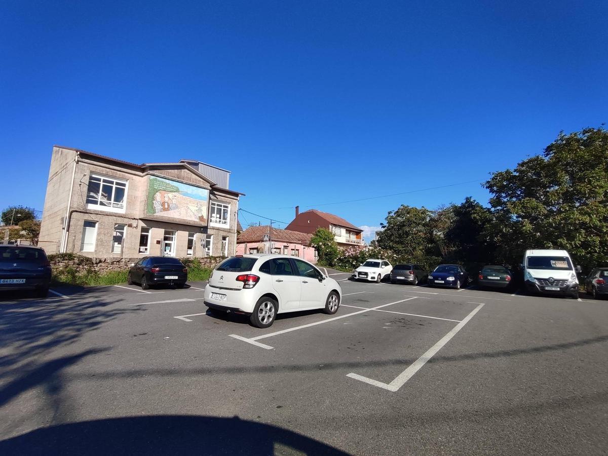 Terrenos de aparcamiento frente a la Casa do Pobo de Beluso, que forman parte del POL-12.