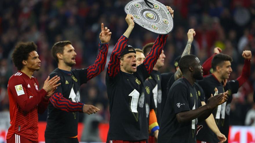 Los jugadores del Bayern celebran el título conquistado tras ganar al Borussia Dortmund. |  // REUTER