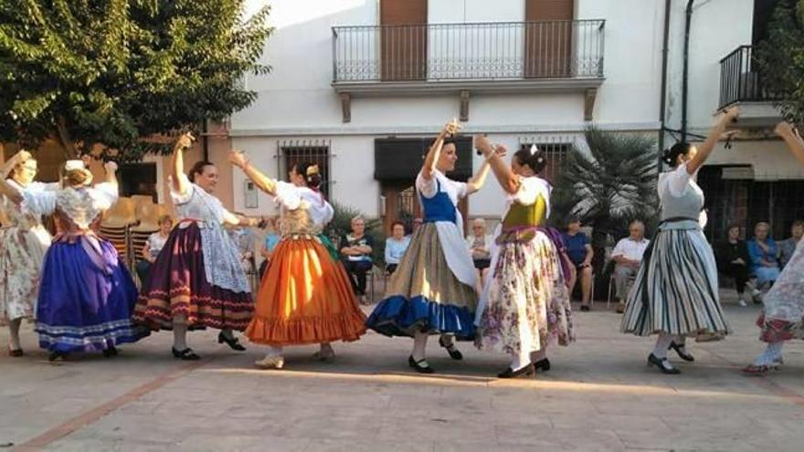 El Grup de Danses de Daimús celebra  el 25 aniversario con «gegants i cabuts»