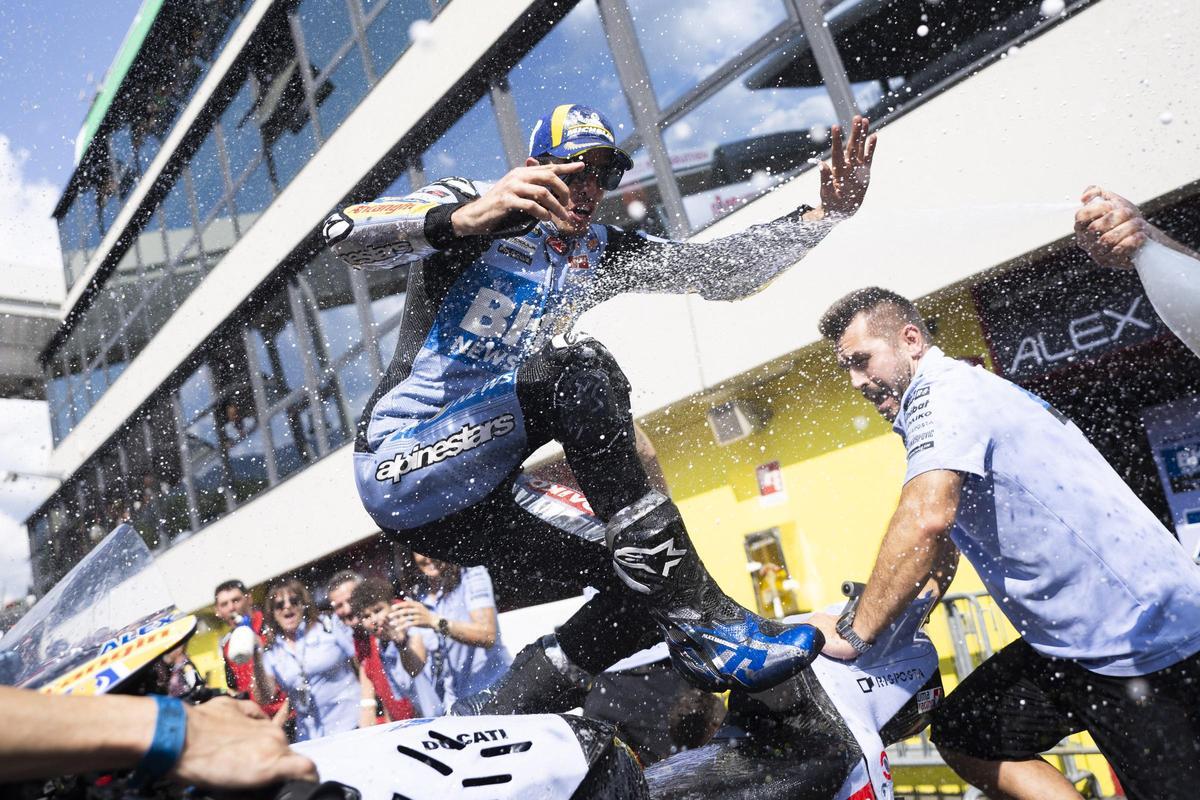 Àlex Márquez celebra un nuevo podio saltando por encima de su Ducati, esta vez en el 'corralito' de Mugello.