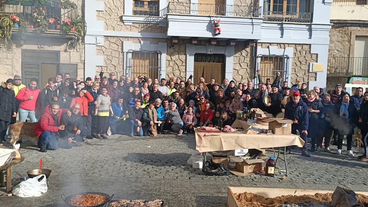 Fotografía de familia de los participantes en la matanza de cerdo en Fermoselle