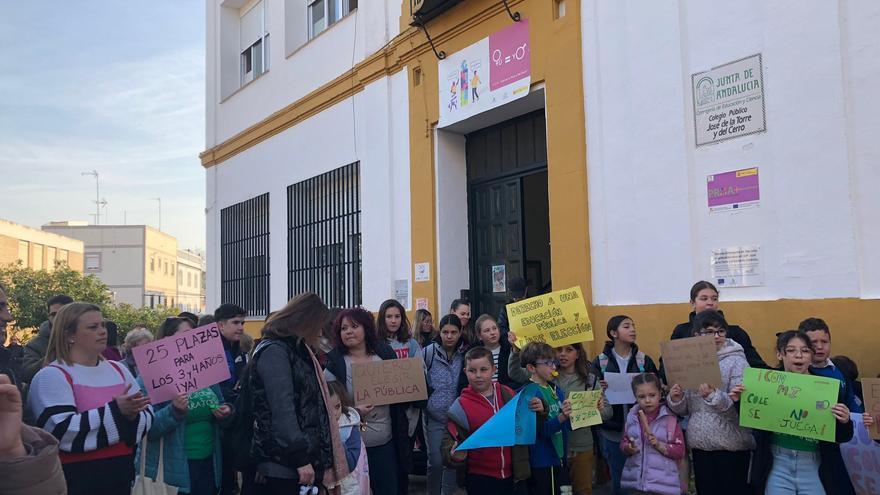 Familias y vecinos de El Naranjo se concentran contra el cierre de unidades en el colegio José de la Torre y del Cerro