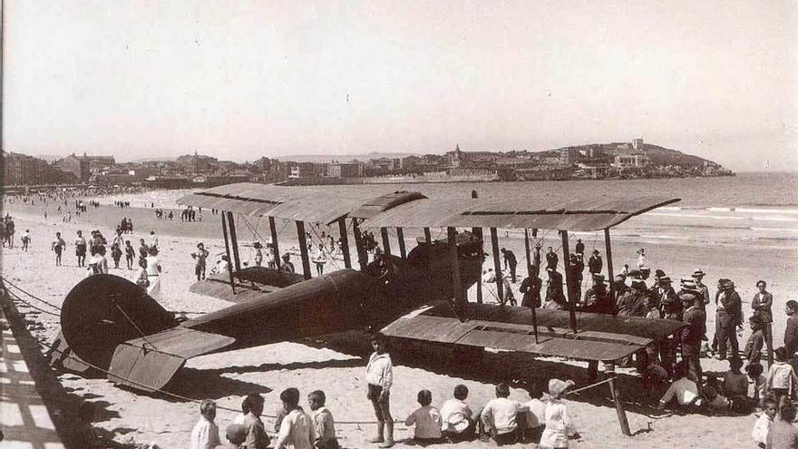 Las avionetas aterrizaban en el arenal de la playa de San Lorenzo.
