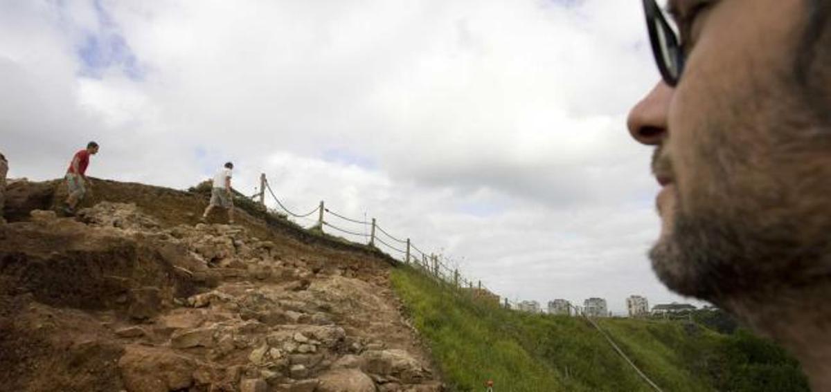 El hallazgo de madera en el castillo de Gauzón abre más vías de investigación arqueológica